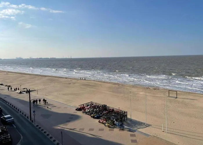 아파트 Beachside Break In *